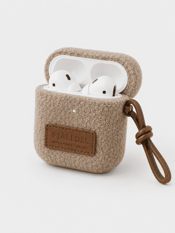 Trådlösa hörlurar i ullfodral för naturlig ljudupplevelse och stilfull design.